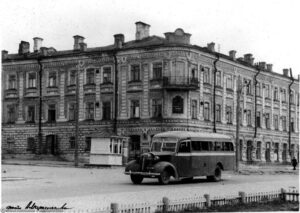Ульяновск, автобус возле дома гончарова