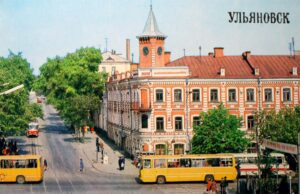 Ульяновск, автобусы у дома гончарова