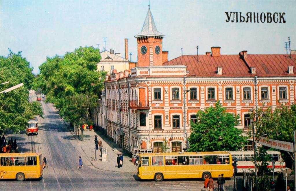 Ульяновск, автобусы у дома гончарова