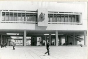 Ульяновск, человек на фоне мемцентра