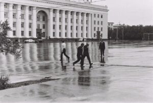 Ульяновск, люди на площади ленина 70е