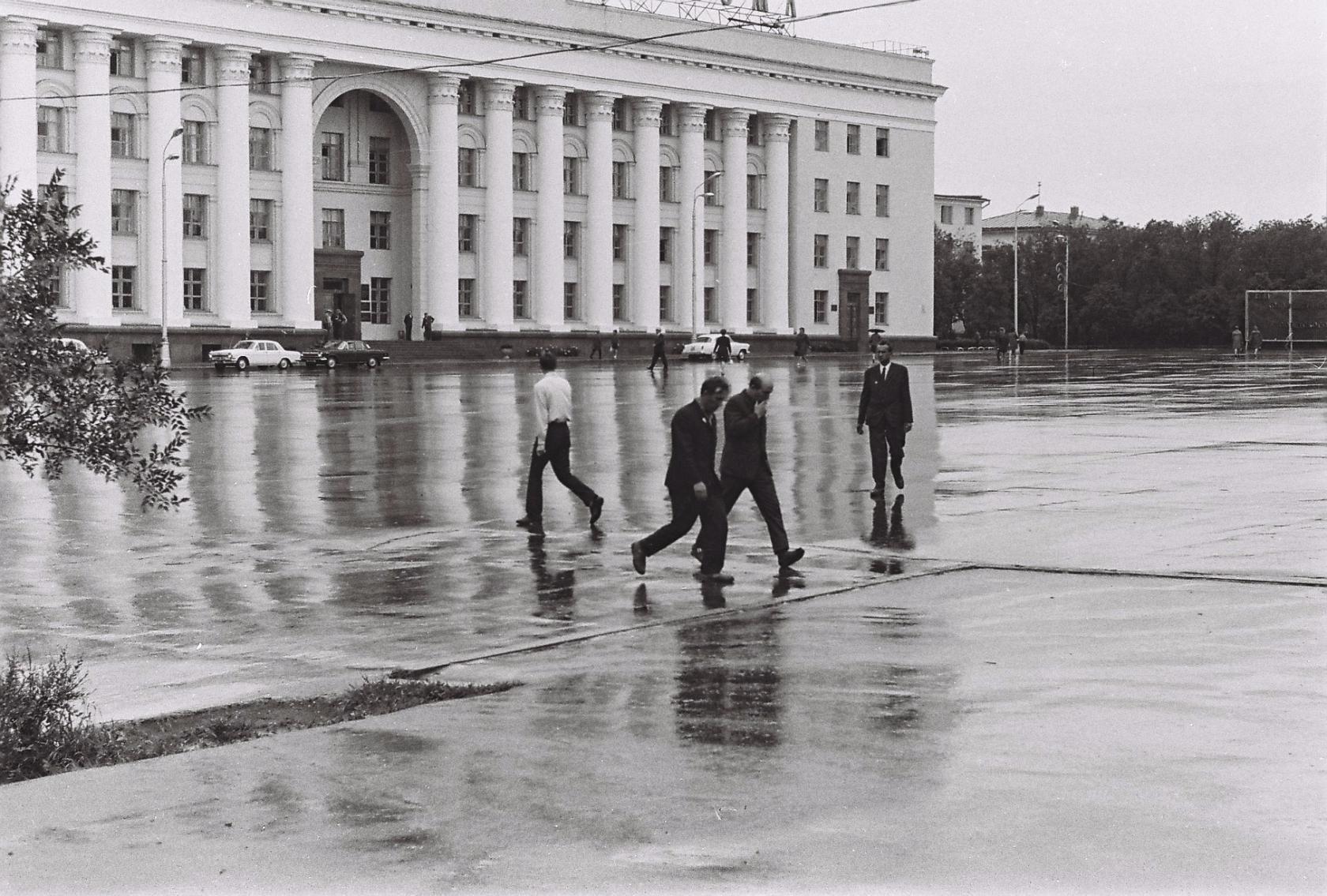 Ульяновск, люди на площади ленина 70е