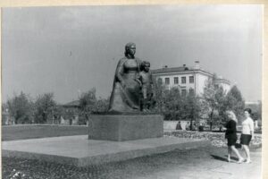 Ульяновск, памятник володе с мамой