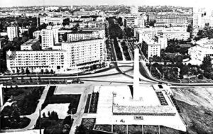 Ульяновск, стела на площади 30 летия победы