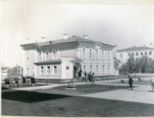 Ульяновск, субботник у квартиры ленина