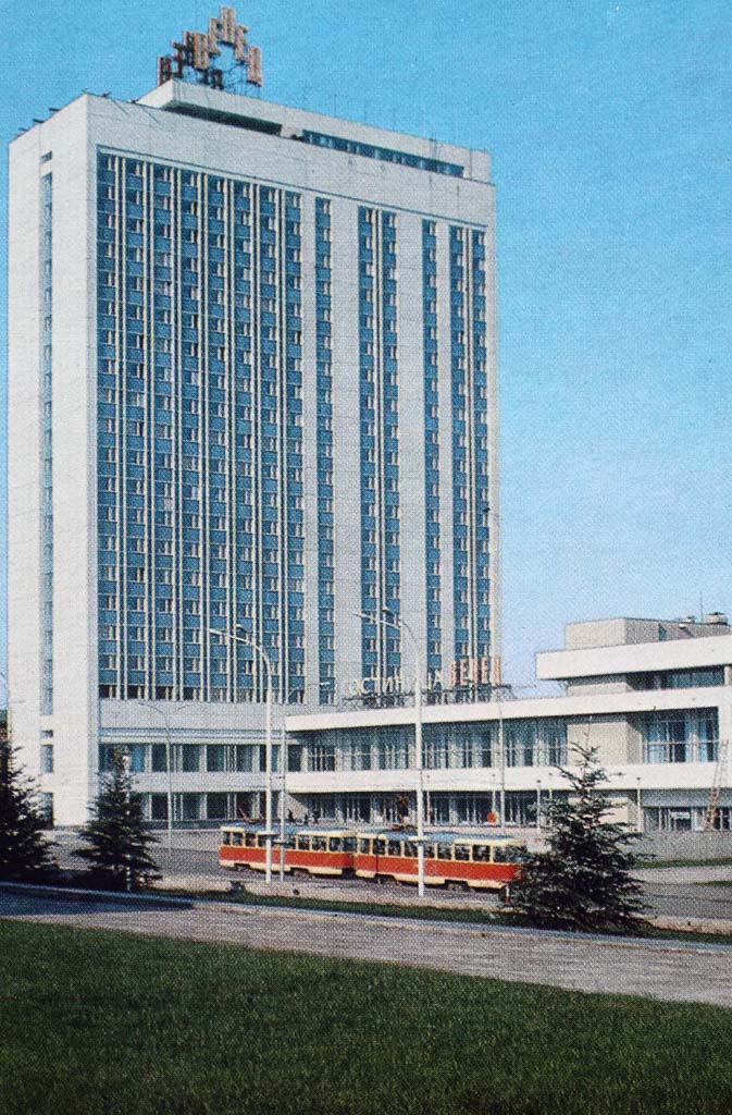 Ульяновск, трамвай у гостиницы венец