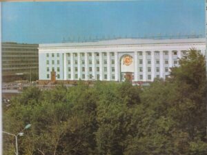 Ульяновск, здание обкома за деревьями