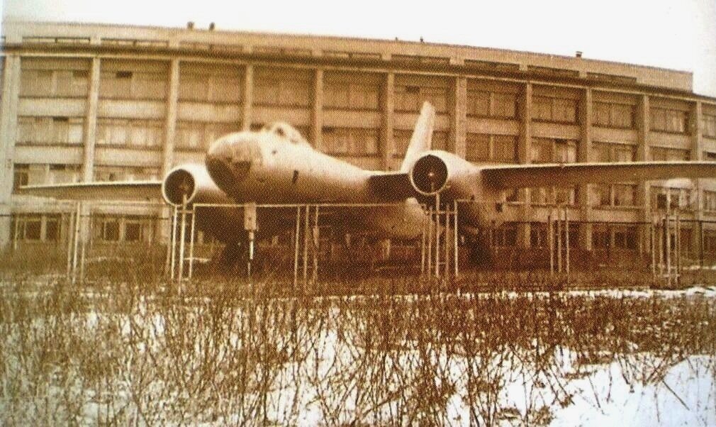 Ульяновск, Самолет у третьего корпуса политеха