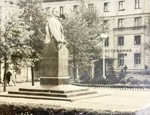 Ульяновск, Памятник Владимиру Ульянову-гимназисту на площади у железнодорожного вокзала «Ульяновск-I», 1961 год