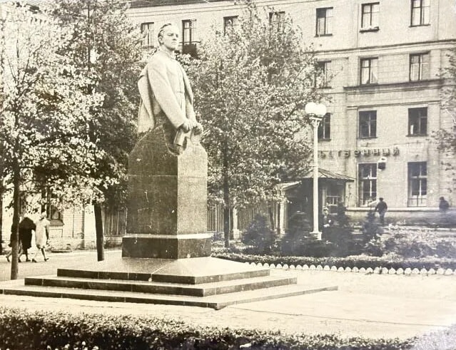 Ульяновск, Памятник Владимиру Ульянову-гимназисту на площади у железнодорожного вокзала «Ульяновск-I», 1961 год