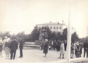 Ульяновск, У скульптурной композиции «М.А. Ульянова с сыном Володей», 1970-1971 гг