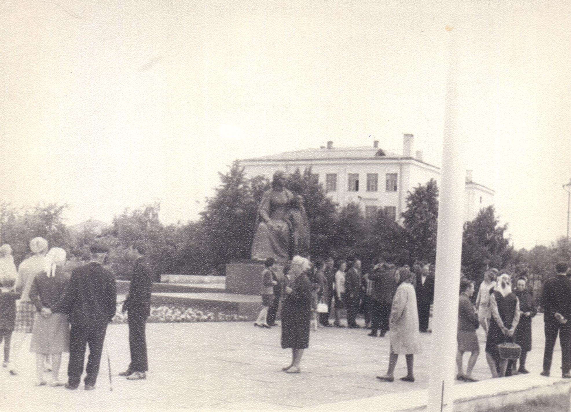 Ульяновск, У скульптурной композиции «М.А. Ульянова с сыном Володей», 1970-1971 гг